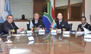Sudáfrica y Argentina estrechan vínculos a través de la cooperación entre sus Armadas